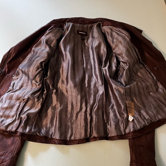 Women’s medium Danier brown leather jacket. - Picture 3 of 6